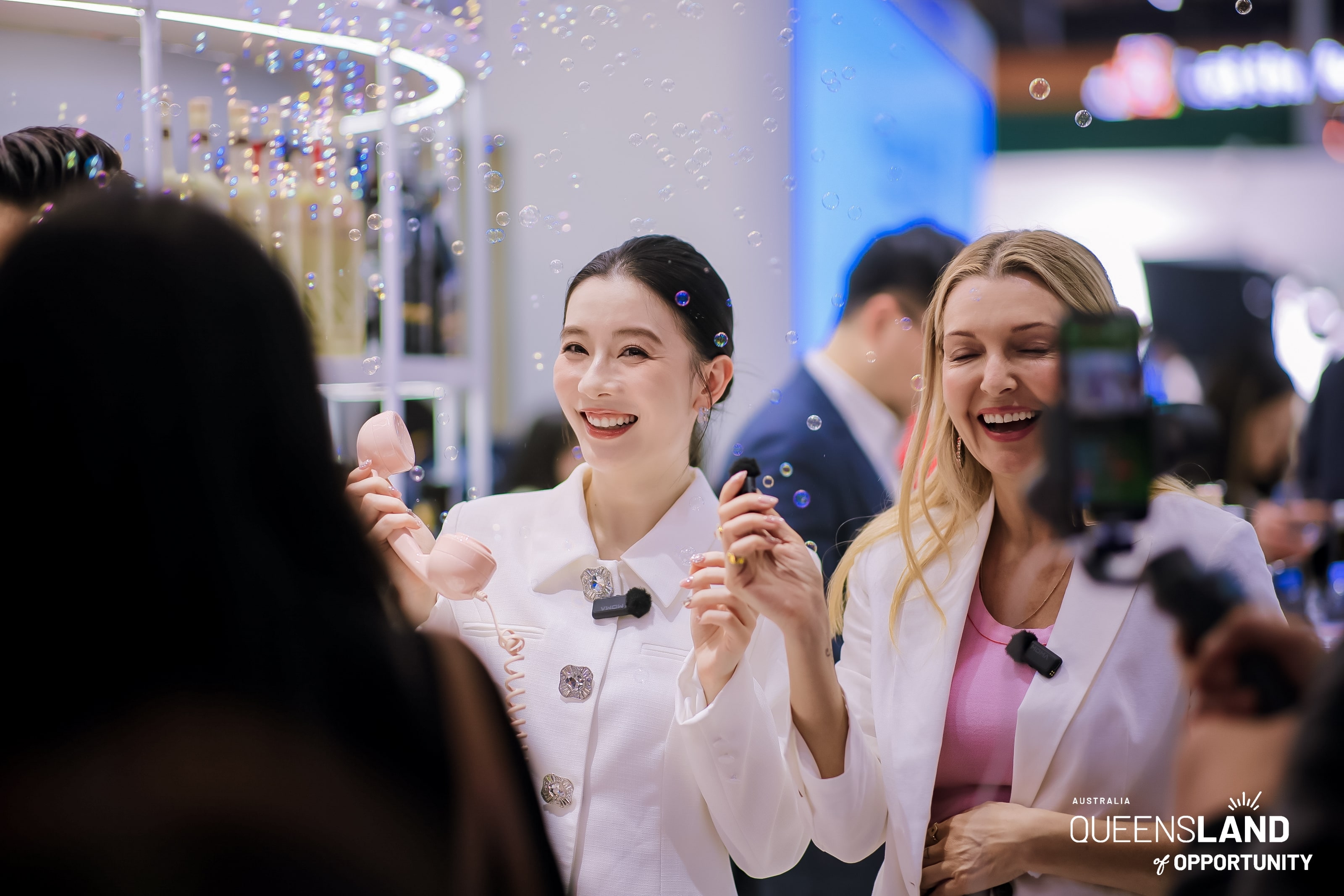 China International Import Expo 2025 livestream promotion with Heidi presenting.